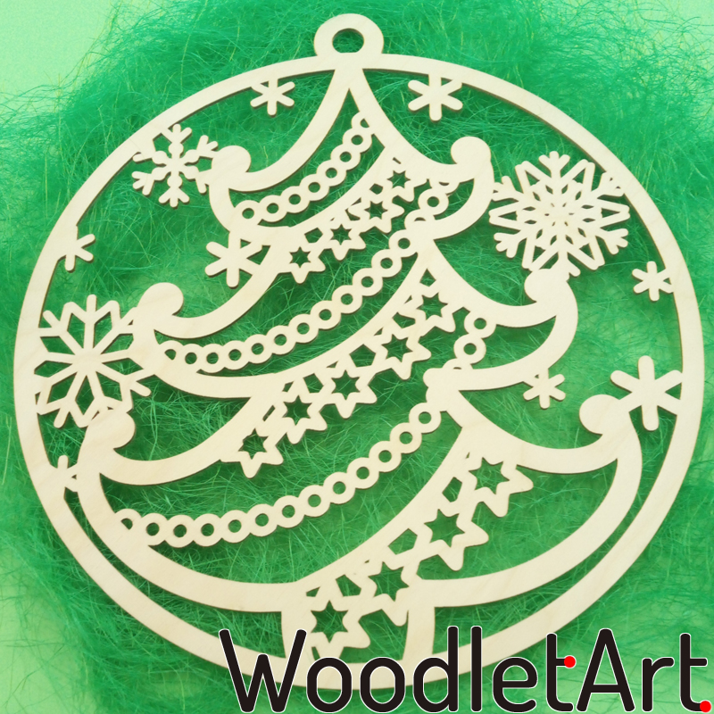 Ażurowa wycinana drewniana ozdoba. Stroik świateczny do powieszenia na drzwiach.